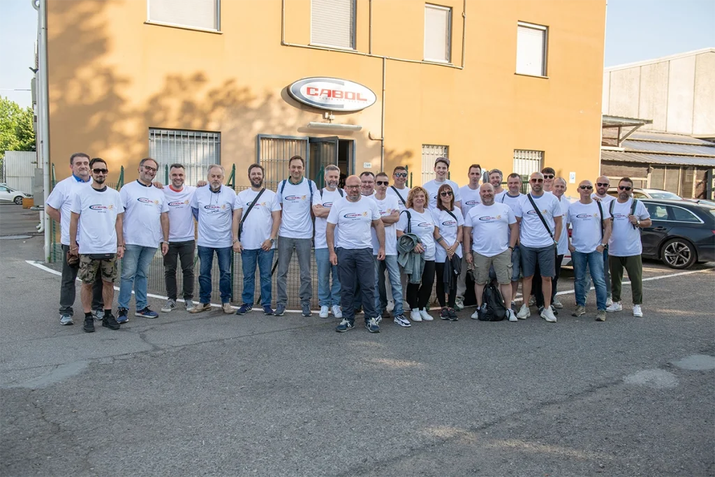 Cabol foto di gruppo nella sede, evento di festeggiamento 45° anniversario aziendale
