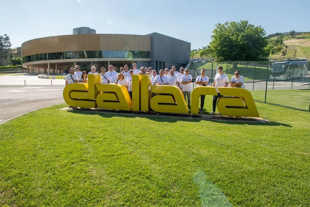 Cabol foto di gruppo nella sede di Dallara, in occasione dei festeggiamenti per il 45° anniversario aziendale